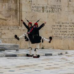 Zmiana warty na Placu Syntagma w Atenach
